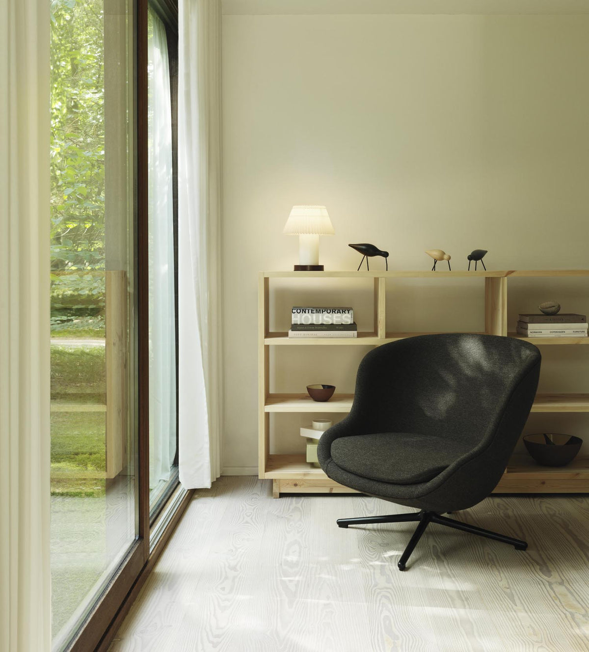 Hyg Lounge-Sessel Niedrig mit Drehgestell Aluminium Tilt Hallingdal in Hallingdal 110 präsentiert im Onlineshop von KAQTU Design AG. Drehsessel ist von Normann Copenhagen