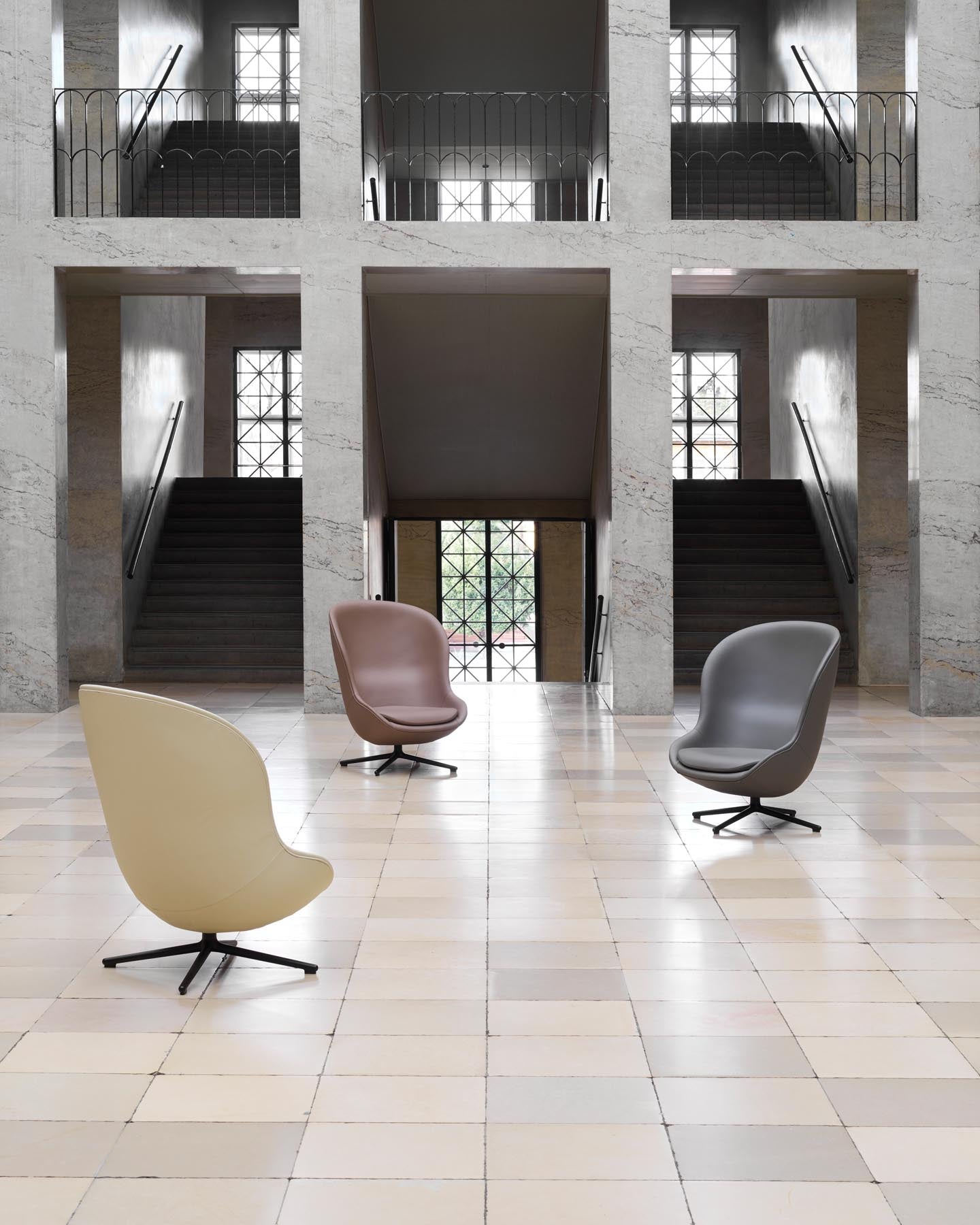 Erleben Sie den Hyg Lounge-Sessel von Normann Copenhagen: Hoch, schick und drehbar, gefertigt aus robustem Aluminium für eleganten Komfort.