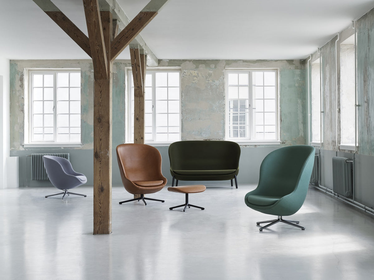 Gelber Hyg Lounge-Sessel von Normann Copenhagen mit hoher, geschwungener Rückenlehne, Drehgestell und Beinen aus Aluminium.