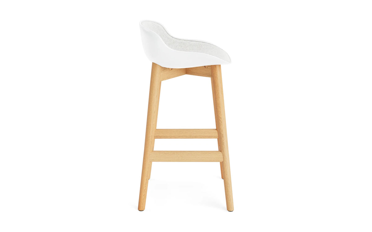 Hyg Barhocker 65 cm Polster Eiche Weiss/Hallingdal in Hallingdal 110 präsentiert im Onlineshop von KAQTU Design AG. Barstuhl ist von Normann Copenhagen