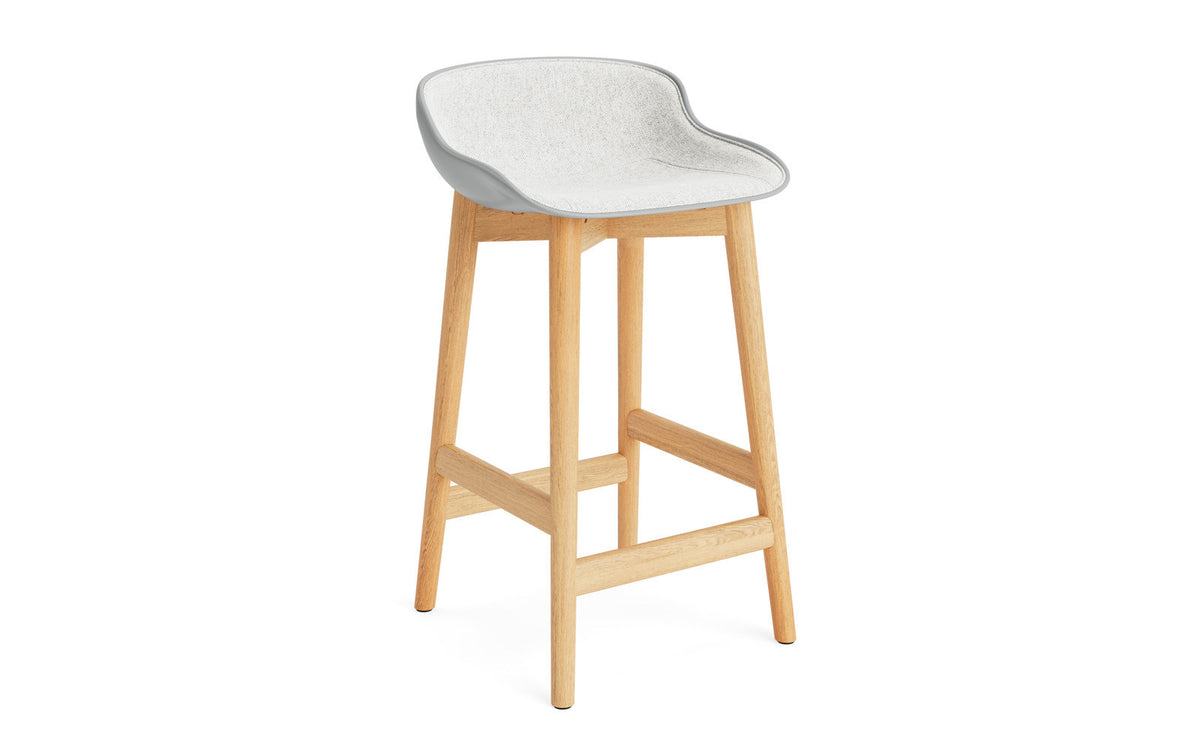 Hyg Barhocker 65 cm Polster Eiche Grau/Remix in Hallingdal 110 präsentiert im Onlineshop von KAQTU Design AG. Barstuhl ist von Normann Copenhagen