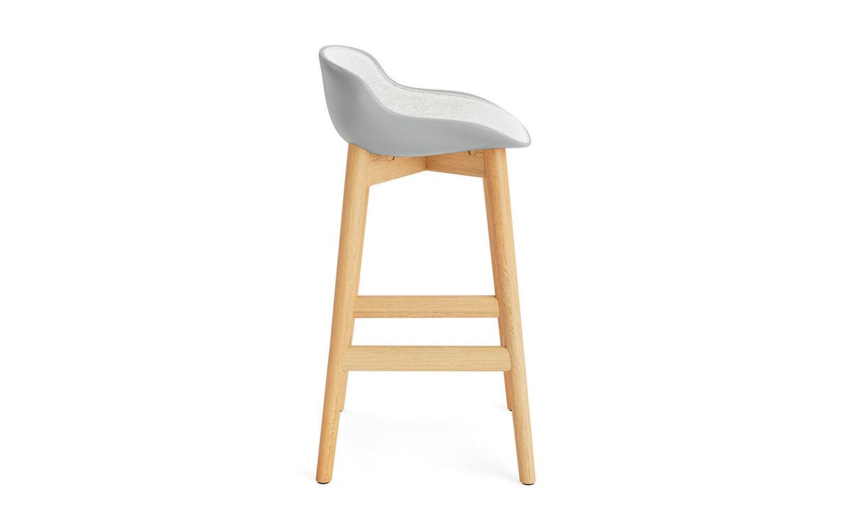 Hyg Barhocker 65 cm Polster Eiche Grau/Remix in Hallingdal 110 präsentiert im Onlineshop von KAQTU Design AG. Barstuhl ist von Normann Copenhagen