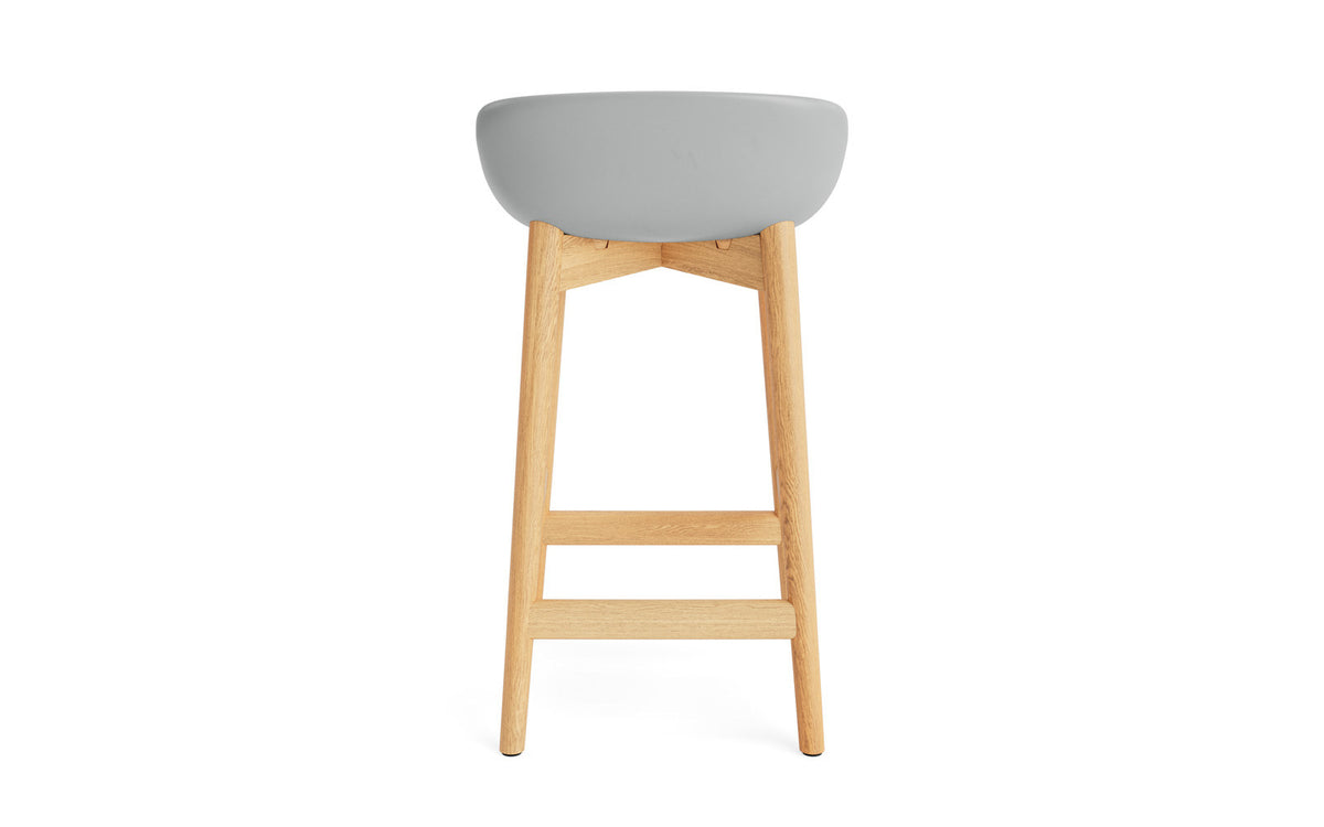 Hyg Barhocker 65 cm Polster Eiche Grau/Remix in Hallingdal 110 präsentiert im Onlineshop von KAQTU Design AG. Barstuhl ist von Normann Copenhagen