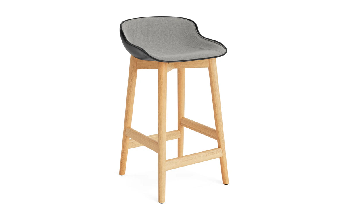 Hyg Barhocker 65 cm Polster Eiche Schwartz/Remix in Remix 133 präsentiert im Onlineshop von KAQTU Design AG. Barstuhl ist von Normann Copenhagen