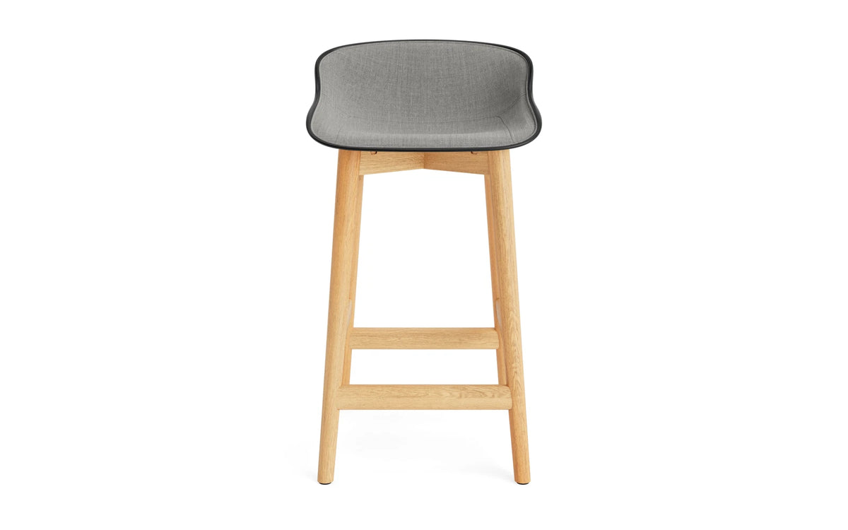 Hyg Barhocker 65 cm Polster Eiche Schwartz/Remix in Remix 133 präsentiert im Onlineshop von KAQTU Design AG. Barstuhl ist von Normann Copenhagen