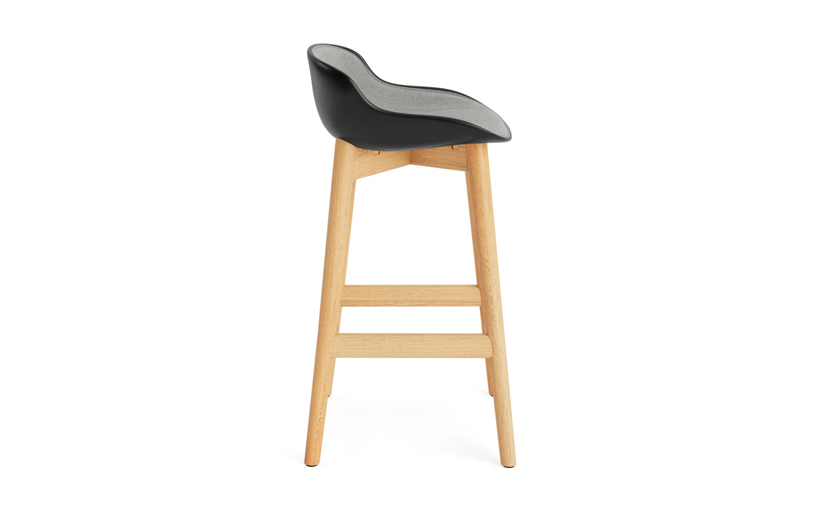 Entdecken Sie den Hyg Barhocker 65 cm in Eiche Schwarz/Remix von Normann Copenhagen – ein stilvolles Möbelstück, das Gemütlichkeit und Eleganz perfekt kombiniert.