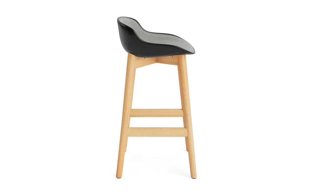 Hyg Barhocker 65 cm Polster Eiche Schwartz/Remix in Remix 133 präsentiert im Onlineshop von KAQTU Design AG. Barstuhl ist von Normann Copenhagen