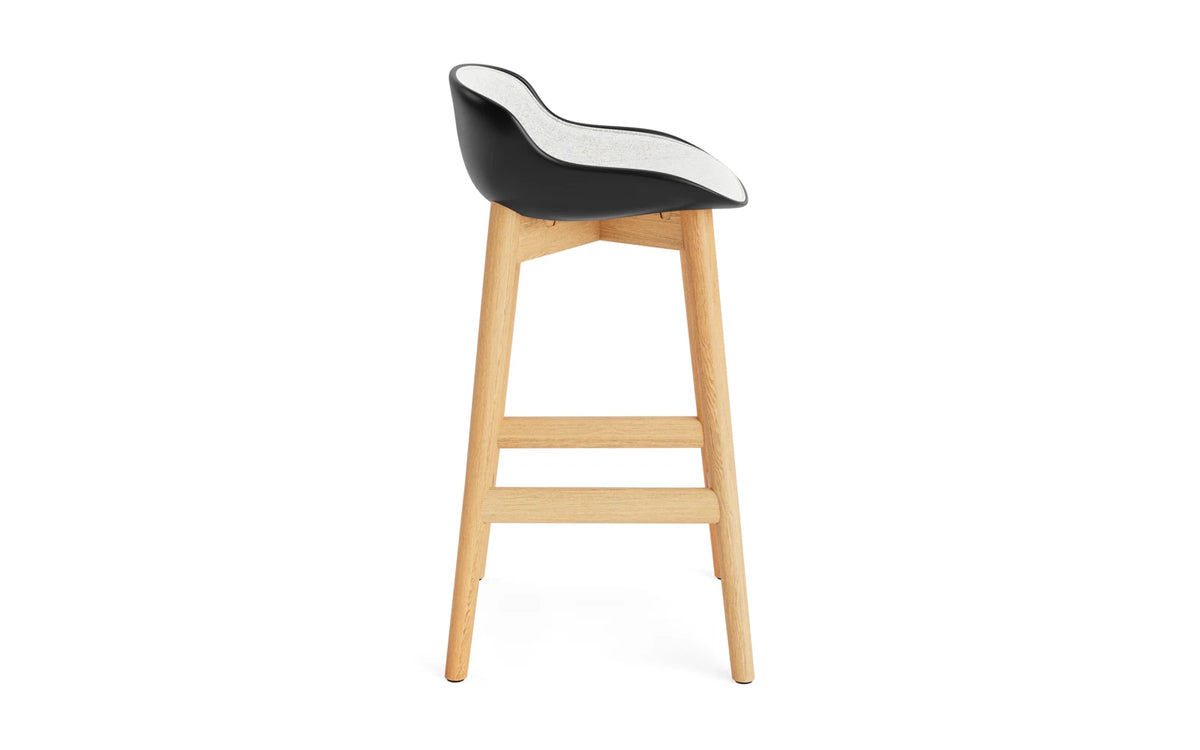 Hyg Barhocker 65 cm Polster Eiche Schwartz/Hallingdal in Hallingdal 110 präsentiert im Onlineshop von KAQTU Design AG. Barstuhl ist von Normann Copenhagen