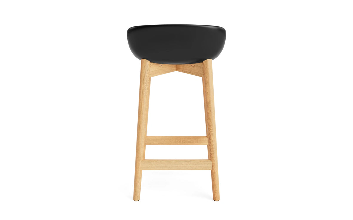 Hyg Barhocker 65 cm Polster Eiche Schwartz/Ultra Leder in Ultra 41599 präsentiert im Onlineshop von KAQTU Design AG. Barstuhl ist von Normann Copenhagen
