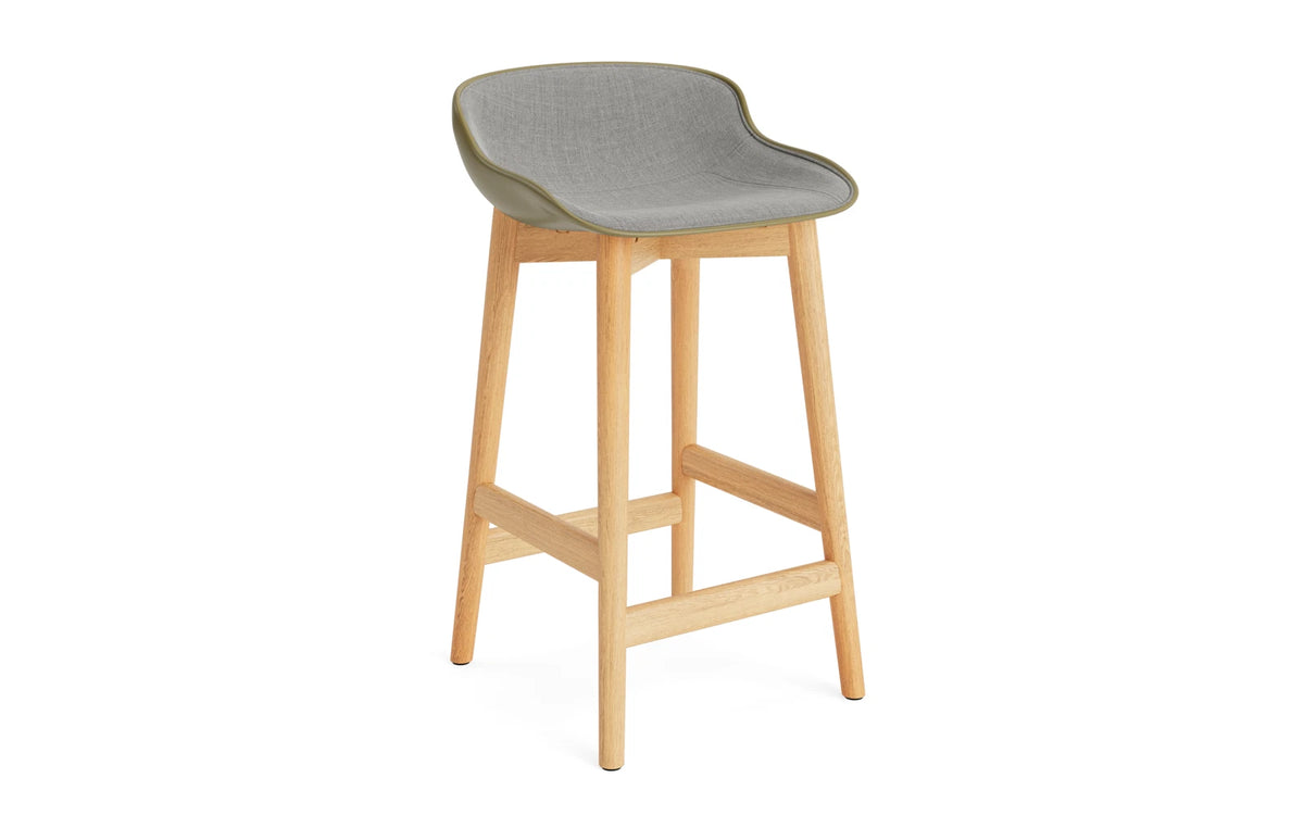 Hyg Barhocker 65 cm Polster Eiche Olive/Remix in Remix 133 präsentiert im Onlineshop von KAQTU Design AG. Barstuhl ist von Normann Copenhagen