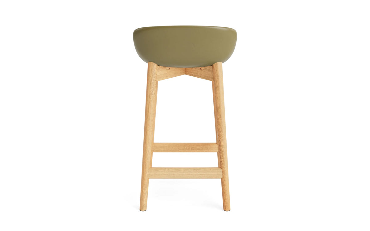 Hyg Barhocker 65 cm Polster Eiche Olive/Hallingdal in Hallingdal 110 präsentiert im Onlineshop von KAQTU Design AG. Barstuhl ist von Normann Copenhagen