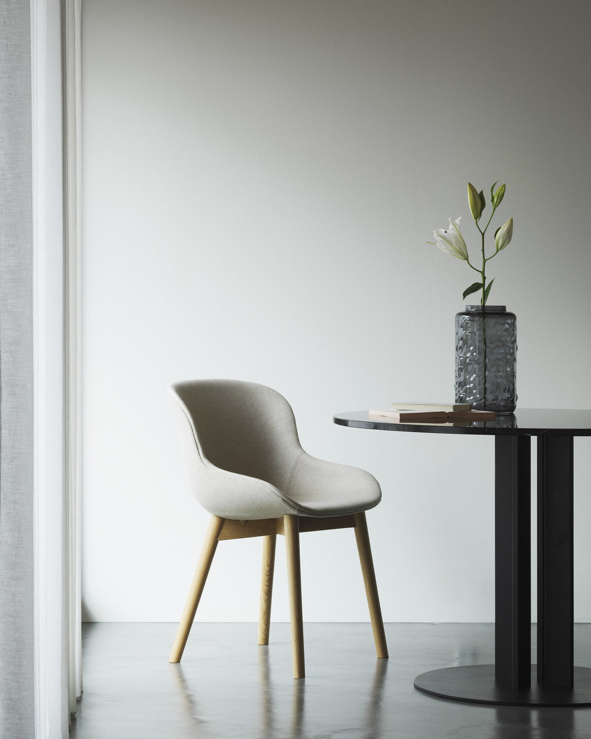Hyg Barhocker von Normann Copenhagen, vollgepolstert, Sitzschale auf Beinen aus lackierter Eiche, Sitzhöhe 65 cm.