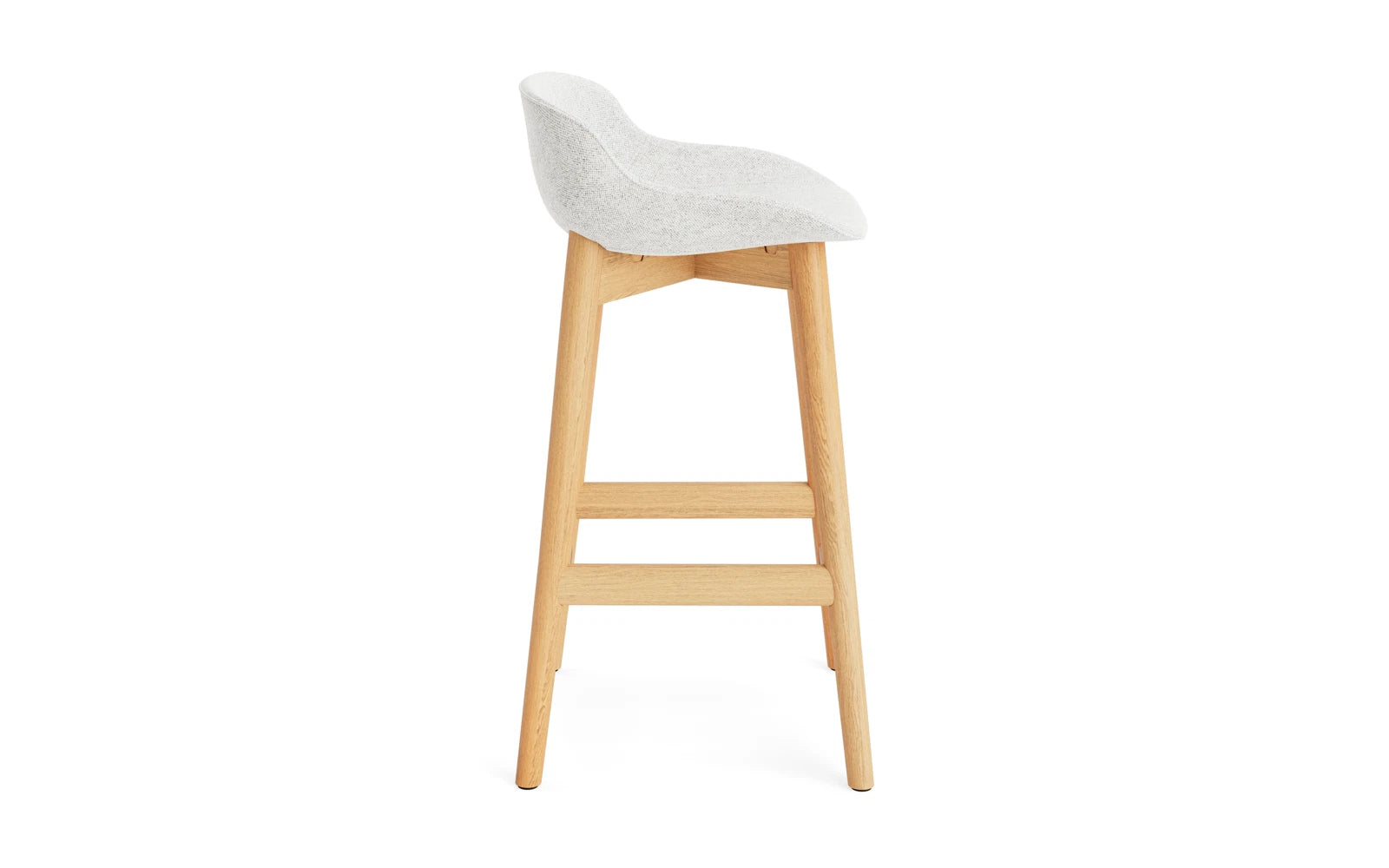 Entdecken Sie den Hyg Barhocker 65 cm von Normann Copenhagen – ein stilvoller, vollpolsterter Barhocker aus Eiche, der mit seinen organischen Formen und dem hochwertigen Hallingdal-Stoff ein Gefühl von Wärme und Behaglichkeit vermittelt.