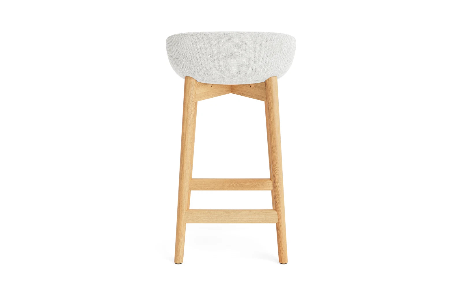 Erleben Sie den Hyg Barhocker 65 cm von Normann Copenhagen – ein eleganter, vollpolsterter Barhocker aus Eiche, der durch seine sanften Rundungen und den luxuriösen Hallingdal-Stoff einladenden Komfort und dänische Gemütlichkeit in Ihr Zuhause bringt.