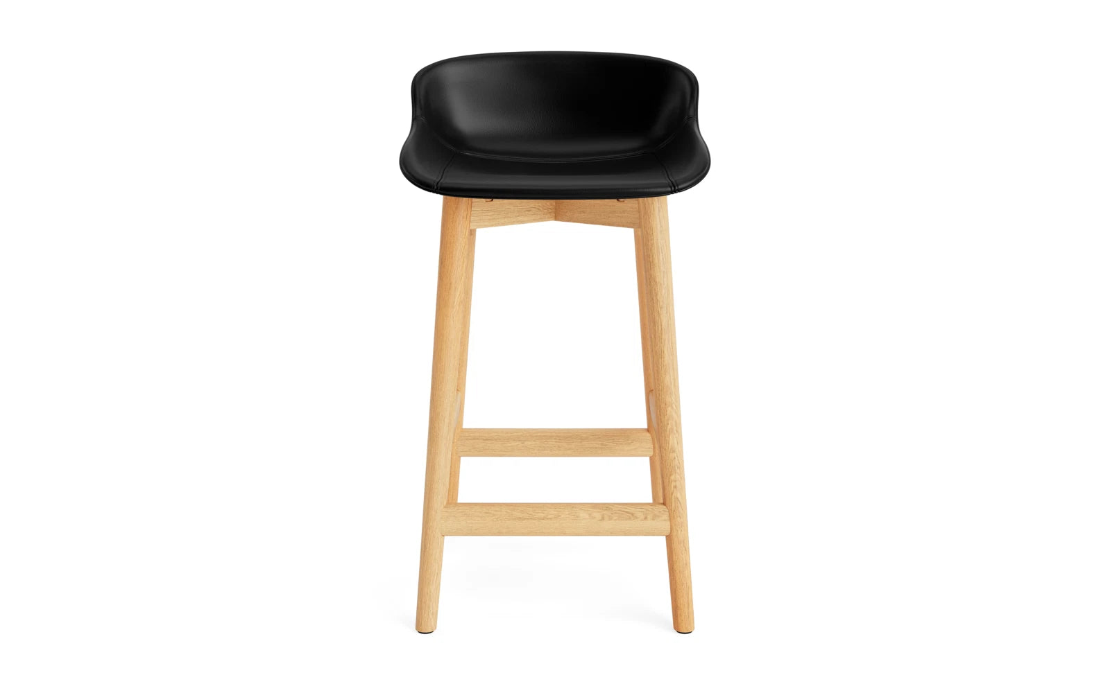 Erleben Sie den Hyg Barhocker 65 cm von Normann Copenhagen – ein eleganter, vollpolsterter Barhocker aus Eiche und Ultra Leder, der Gemütlichkeit und modernes Design vereint.