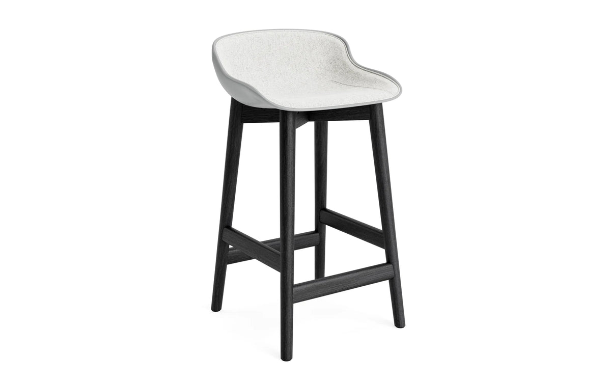 Hyg Barhocker 65 cm Polster Schwartze Eiche Grau/Hallingdal in Hallingdal 110 präsentiert im Onlineshop von KAQTU Design AG. Barstuhl ist von Normann Copenhagen