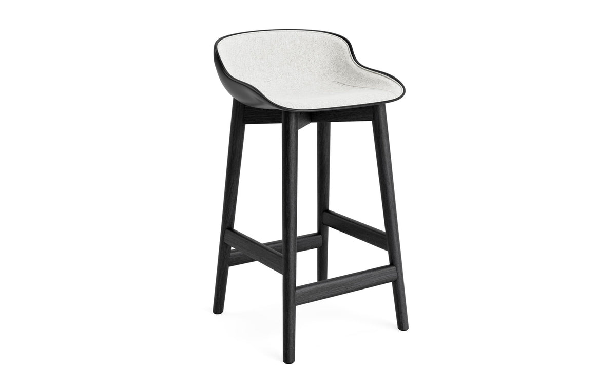 Hyg Barhocker 65 cm Polster Schwartze Eiche Schwartz/Hallingdal in Hallingdal 110 präsentiert im Onlineshop von KAQTU Design AG. Barstuhl ist von Normann Copenhagen