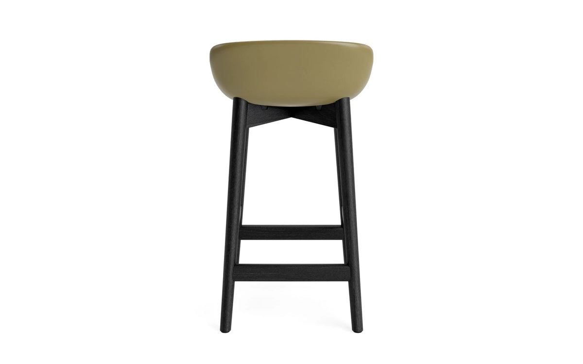 Hyg Barhocker 65 cm Polster Schwarze Eiche Olive/Remix in Remix 133 präsentiert im Onlineshop von KAQTU Design AG. Barstuhl ist von Normann Copenhagen