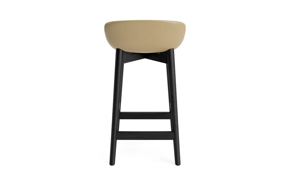 Hyg Barhocker 65 cm Polster Schwarze Eiche Sand/Remix in Remix 133 präsentiert im Onlineshop von KAQTU Design AG. Barstuhl ist von Normann Copenhagen