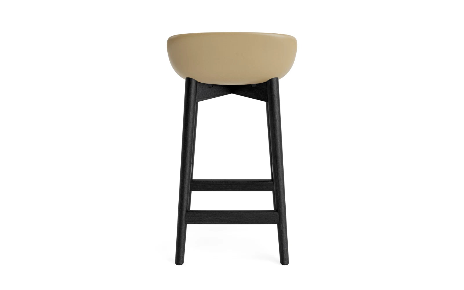 Erleben Sie den Hyg Barhocker 65 cm von Normann Copenhagen – ein elegantes Design aus schwarzer Eiche und weichem Sand-Polster, ideal für gemütliche Momente.