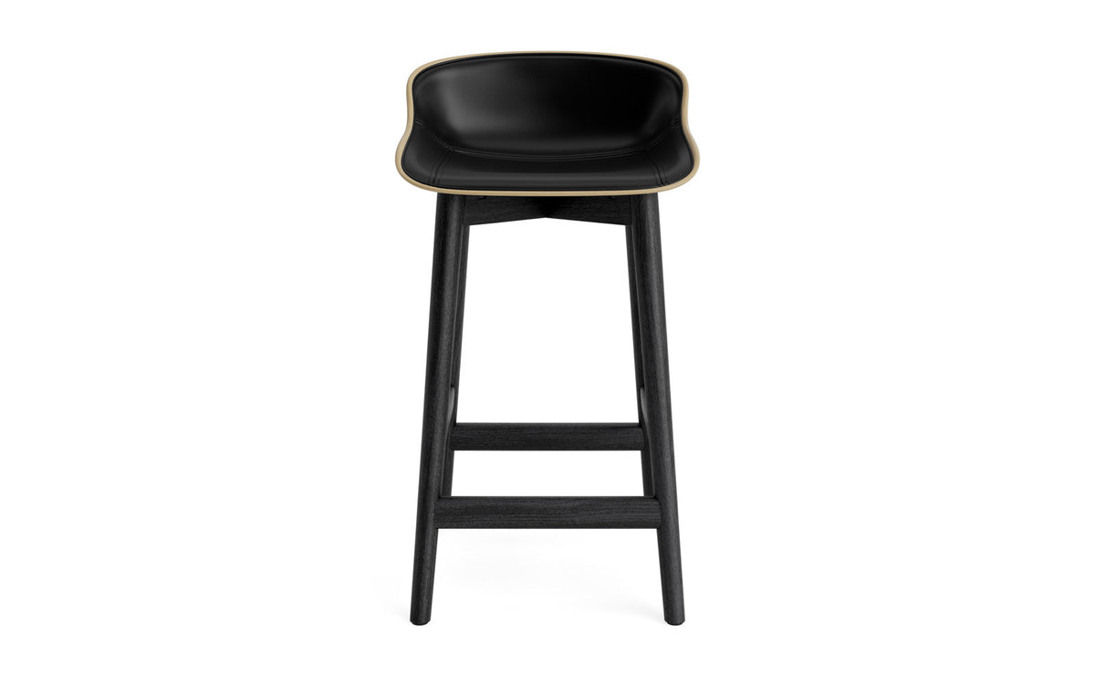 Hyg Barhocker 65 cm Polster Schwarze Eiche Sand/Hallingdal in Ultra 41599 präsentiert im Onlineshop von KAQTU Design AG. Barstuhl ist von Normann Copenhagen