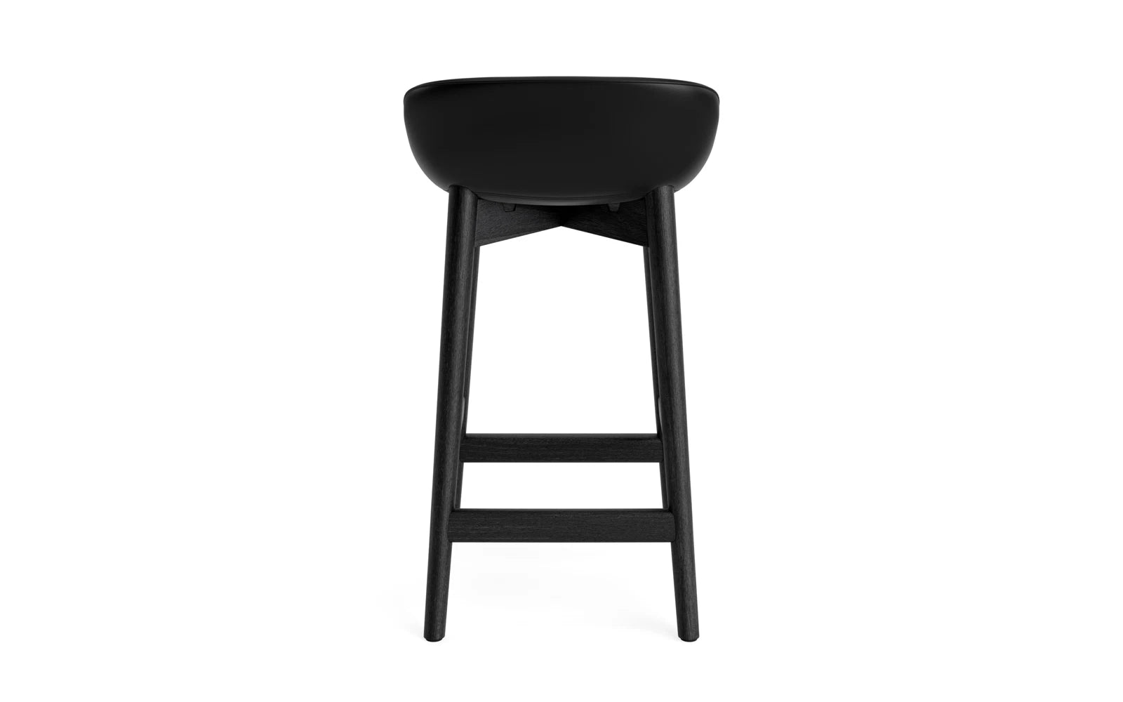 Entdecken Sie den Hyg Barhocker 65 cm von Normann Copenhagen – ein stilvolles Möbelstück aus schwarzem Ultra Leder und Eiche, das Gemütlichkeit und Eleganz in Ihr Zuhause bringt.