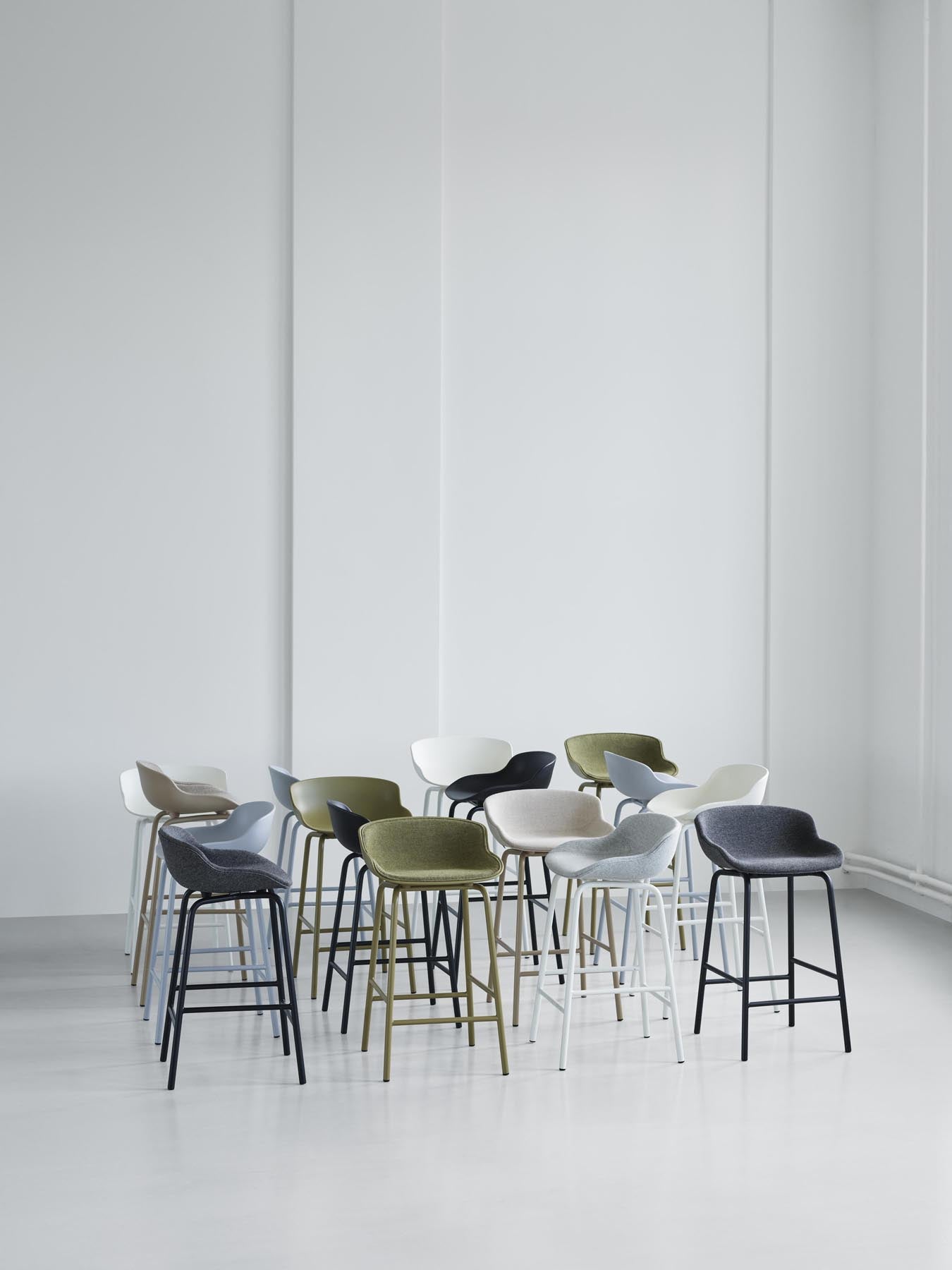 Erleben Sie den Hyg Barhocker 65 cm mit komfortablem Frontpolster in Weiss und stabilem Stahlgestell. Perfekt für stilvolle Küchen und Bars.