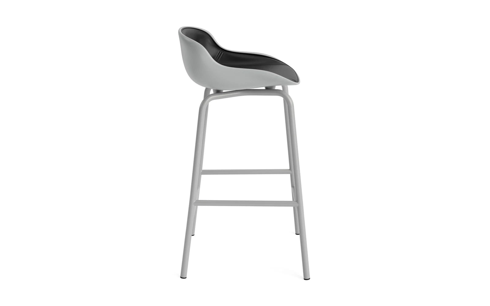 Entdecken Sie den Hyg Barhocker 65 cm von Normann Copenhagen – stilvoller Komfort mit grauem Stahlgestell und einladendem Frontpolster für gemütliche Momente.