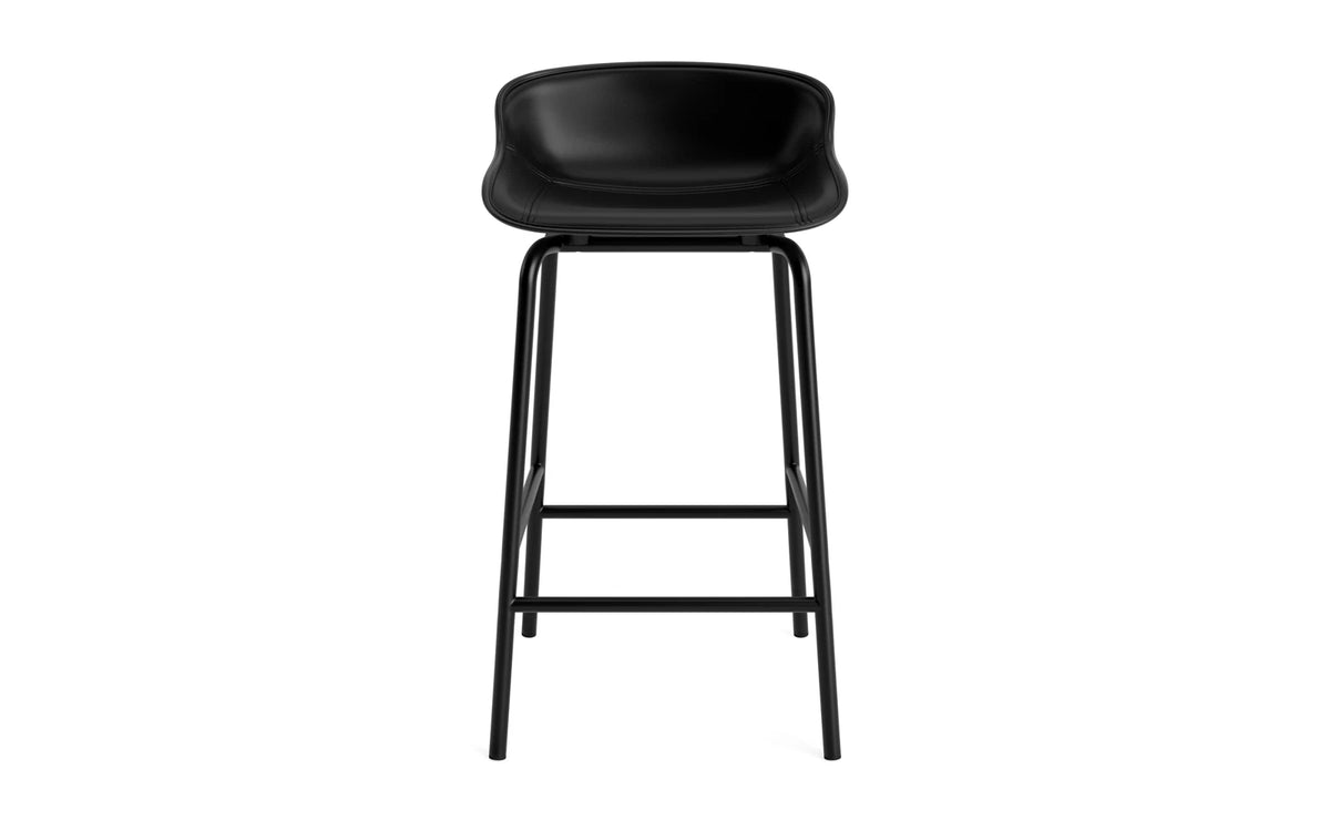 Hyg Barhocker 65 cm Frontpolster Schwartz Stahl Schwartz/Ultra in Ultra 41599 präsentiert im Onlineshop von KAQTU Design AG. Barstuhl ist von Normann Copenhagen