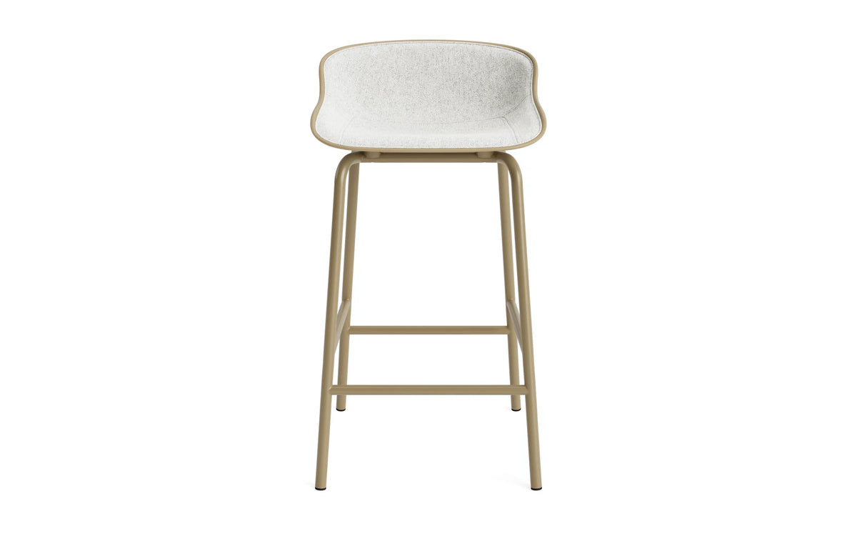 Hyg Barhocker 65 cm Frontpolster Stahl Sand/Hallingdal in Hallingdal 110 präsentiert im Onlineshop von KAQTU Design AG. Barstuhl ist von Normann Copenhagen