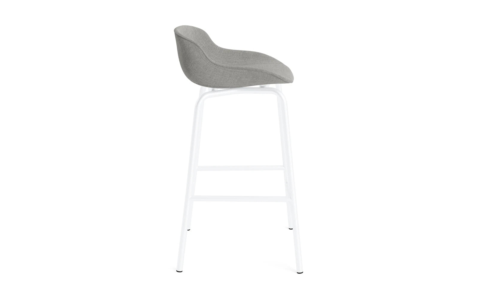 Der Hyg Barhocker von Normann Copenhagen bietet stilvolles Design und hohen Sitzkomfort, ideal für moderne Wohnräume und gemütliche Küchen.