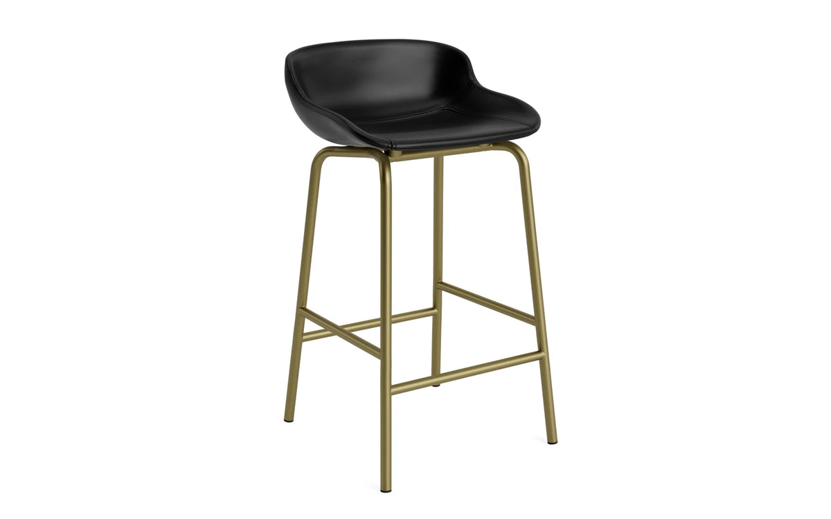 Hyg Barhocker 65 cm Vollpolster Olive Stahl Ultra in Ultra 41599 präsentiert im Onlineshop von KAQTU Design AG. Barstuhl ist von Normann Copenhagen