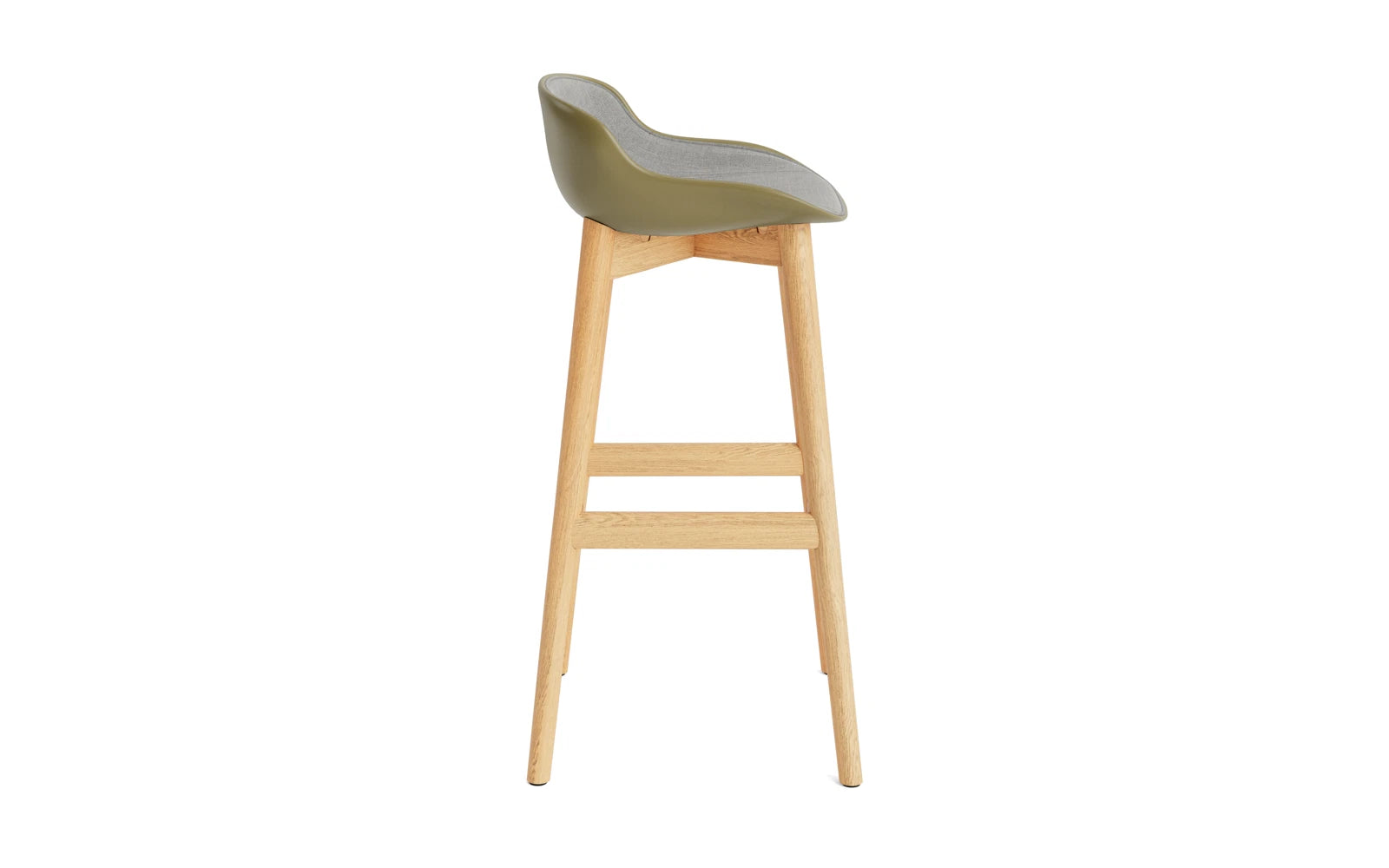 Entdecken Sie den Hyg Barhocker 75 cm in Eiche olive/Remix von Normann Copenhagen – ein stilvolles Möbelstück, das Komfort und skandinavisches Flair vereint.