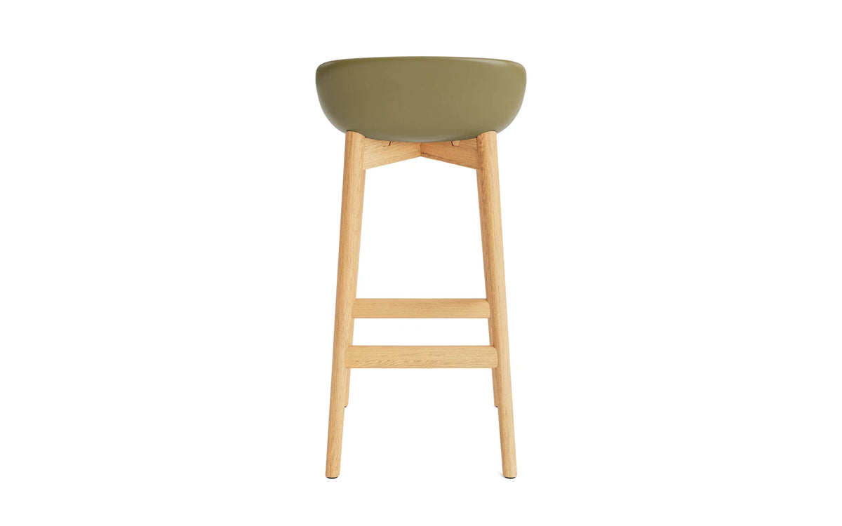 Hyg Barhocker 75 cm Polster Eiche olive/Hallingdal in Hallingdal 110 präsentiert im Onlineshop von KAQTU Design AG. Barstuhl ist von Normann Copenhagen