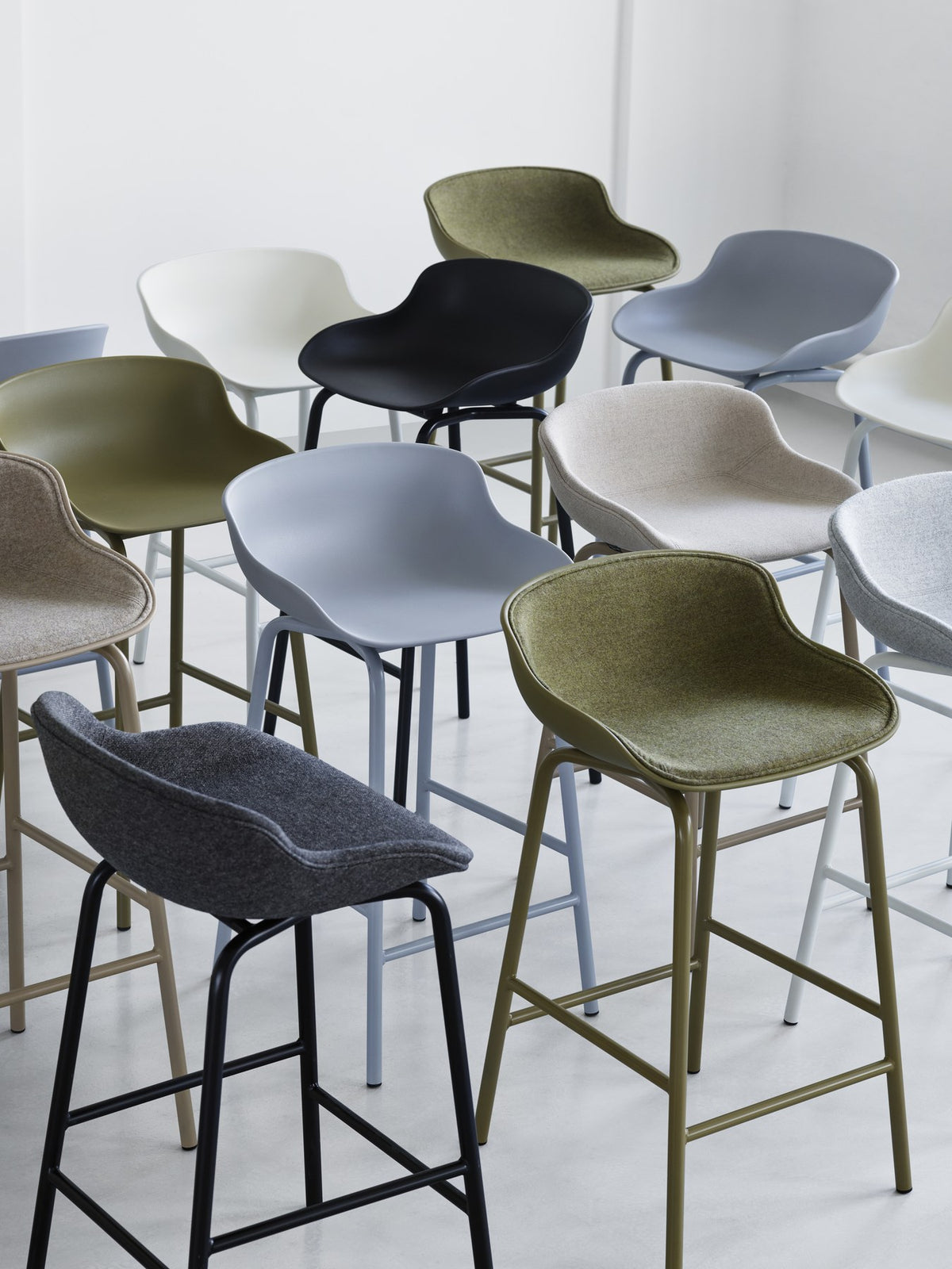 Barhocker Hyg von Normann Copenhagen mit Schale aus Polypropylen, Frontpolster und Gestell aus lackierter Eiche, Sitzhöhe 75 cm.