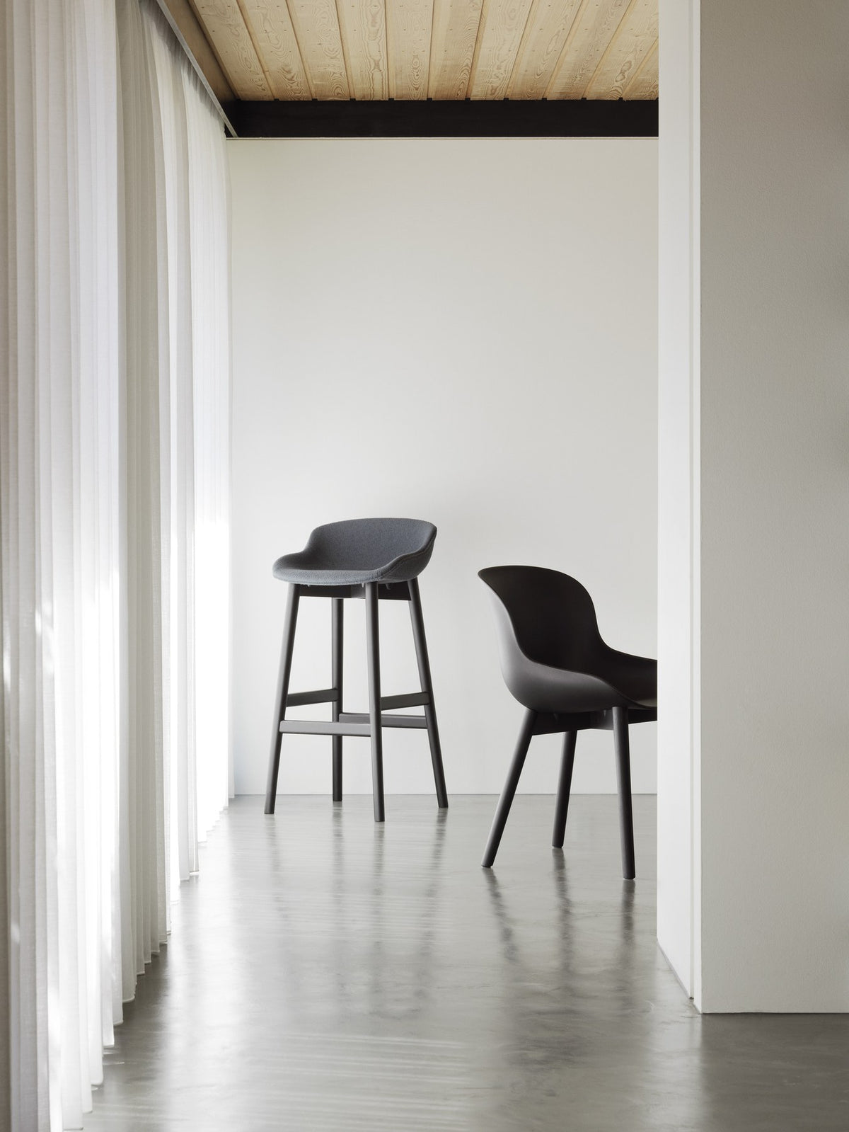 Hyg Barhocker mit Frontpolster von Normann Copenhagen, Schale aus Polypropylen auf Gestell aus Eiche, Sitzhöhe 75 cm.