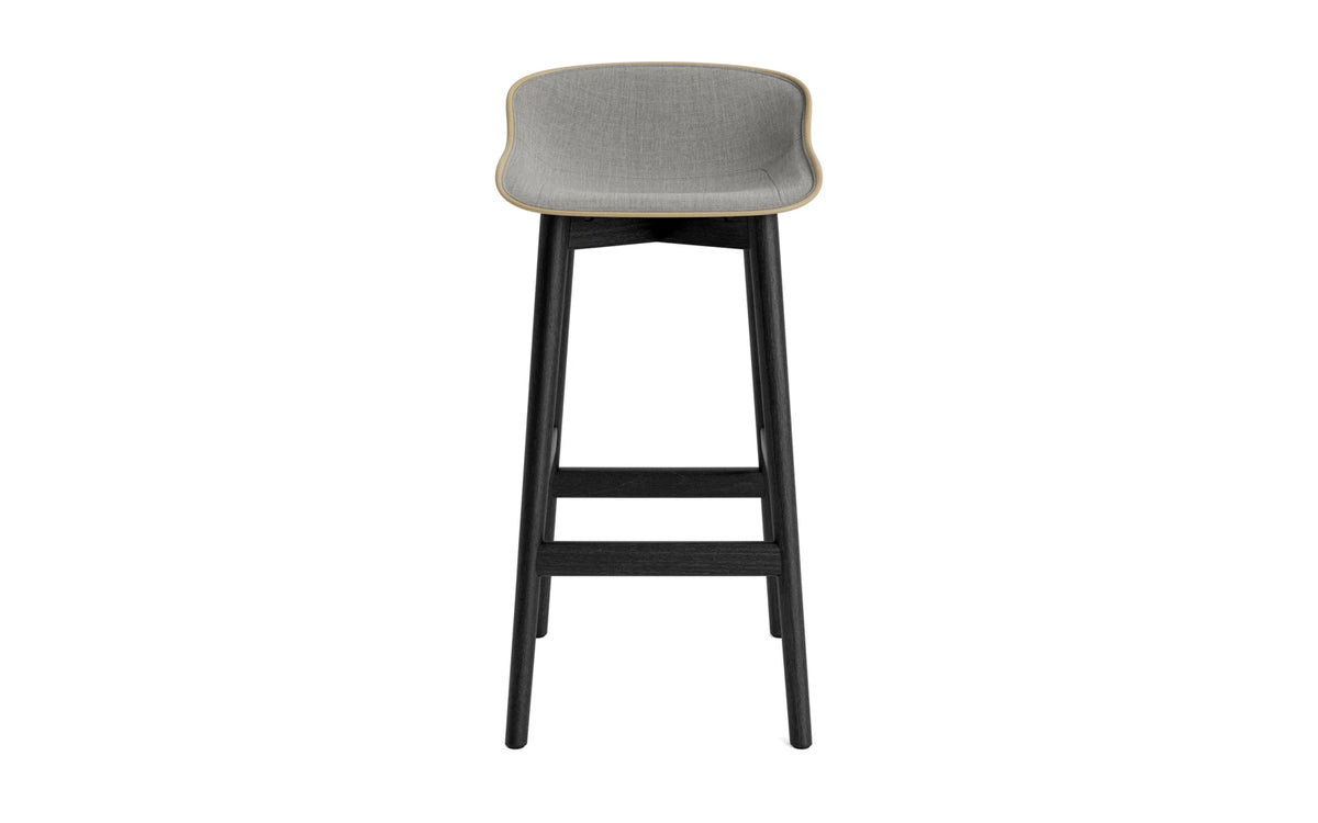 Hyg Barhocker 75 cm Polster Schwarze Eiche Sand/Remix in Remix 133 präsentiert im Onlineshop von KAQTU Design AG. Barstuhl ist von Normann Copenhagen