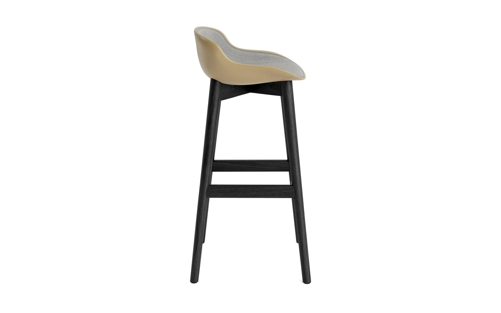 Entdecken Sie den Hyg Barhocker 75 cm von Normann Copenhagen: Eleganz trifft Komfort in schwarzer Eiche und sandfarbenem Polster – ideal für Ihr Zuhause.