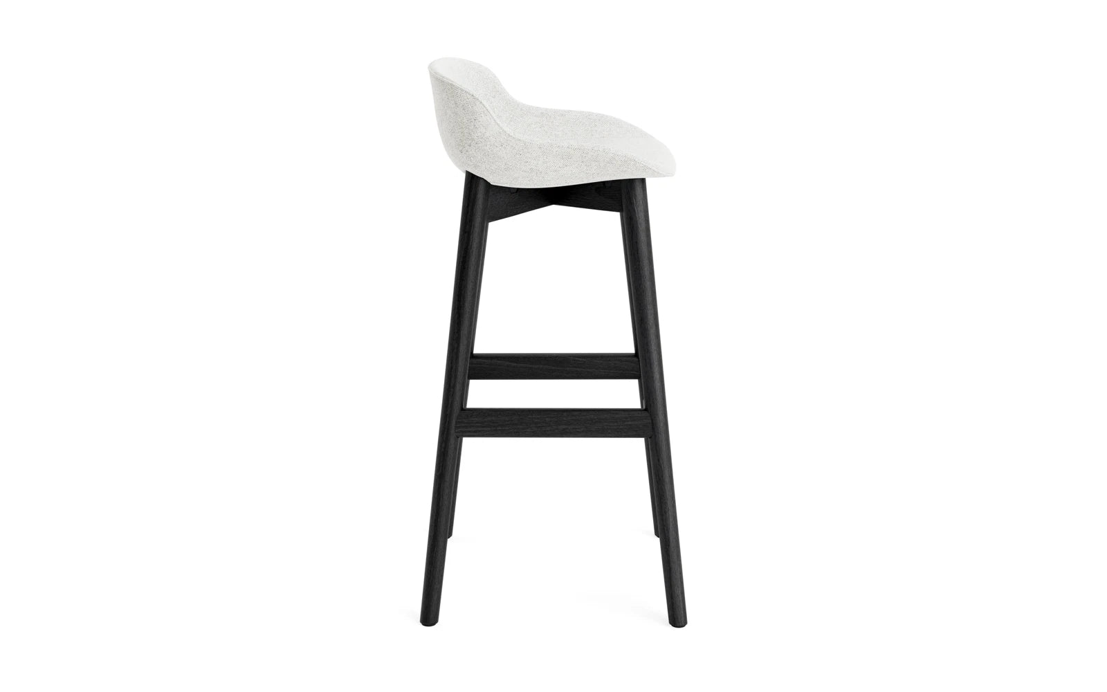 Entdecken Sie den Hyg Barhocker 75 cm von Normann Copenhagen – ein stilvoller, vollgepolsterter Hocker aus schwarzer Eiche, der Komfort und skandinavisches Design perfekt kombiniert.