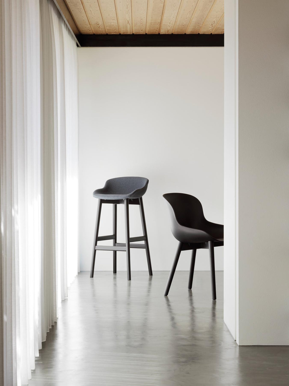 Hyg Barhocker 75 cm vollpolster schwarze Eiche Hallingdal in Hallingdal 110 präsentiert im Onlineshop von KAQTU Design AG. Barstuhl ist von Normann Copenhagen