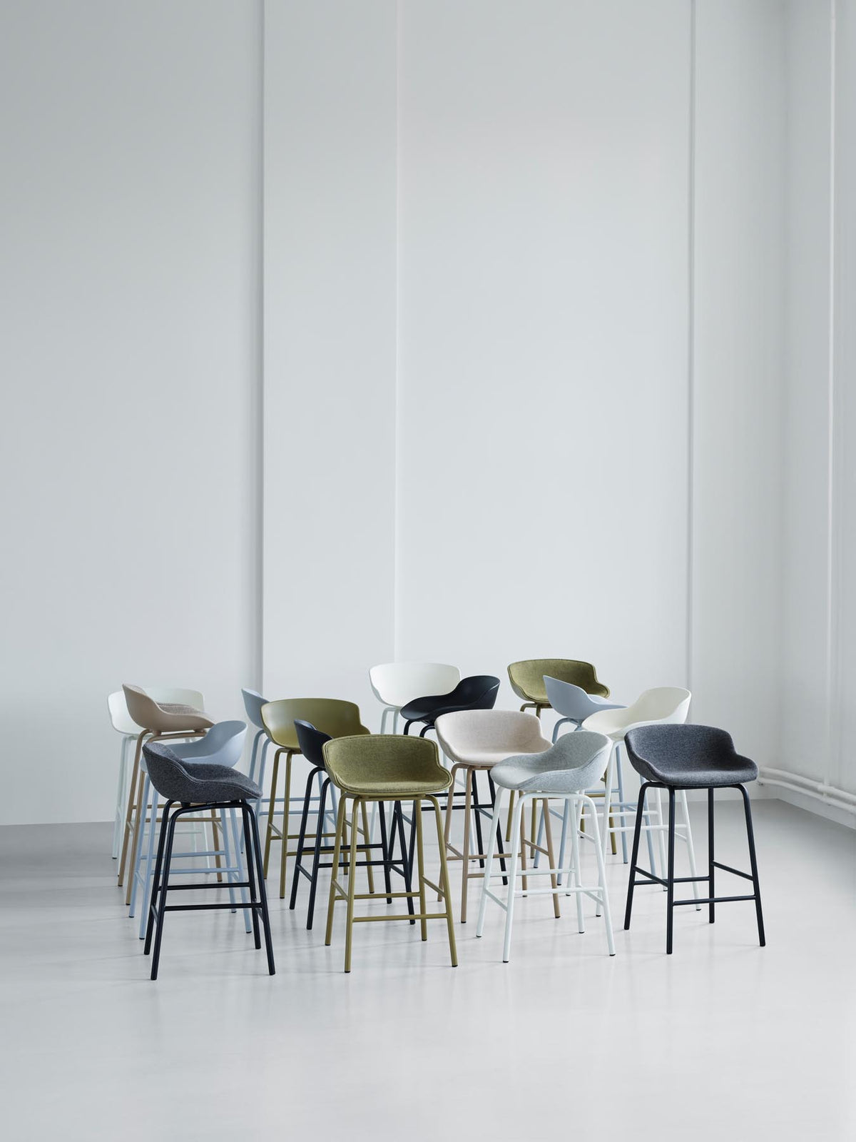 Hyg Barhocker 75 cm Frontpolster Weiss Stahl Weiss/Ultra in Ultra 41599 präsentiert im Onlineshop von KAQTU Design AG. Barstuhl ist von Normann Copenhagen
