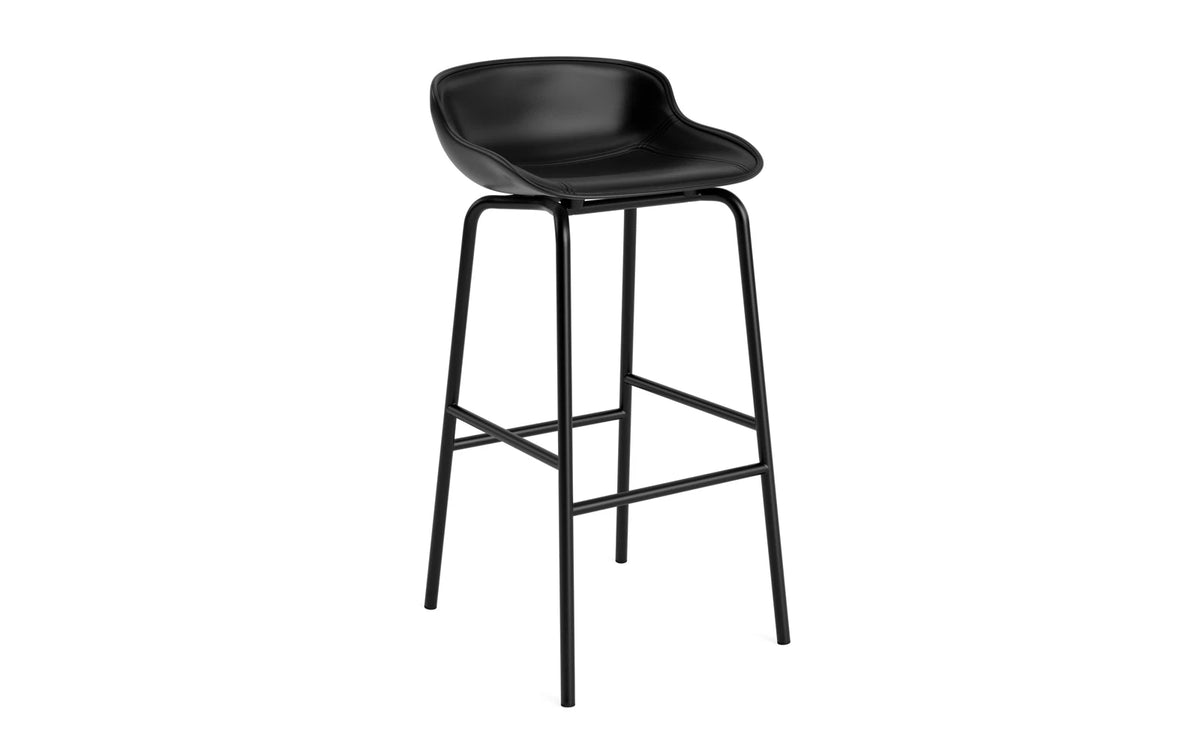 Hyg Barhocker 75 cm Frontpolster Stahl Schwartz/Ultra Leder in Ultra 41599 präsentiert im Onlineshop von KAQTU Design AG. Barhocker ist von Normann Copenhagen