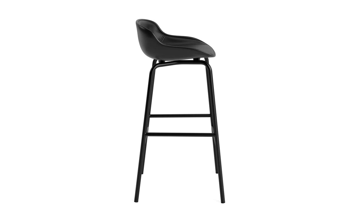 Hyg Barhocker 75 cm Frontpolster Stahl Schwartz/Ultra Leder in Ultra 41599 präsentiert im Onlineshop von KAQTU Design AG. Barhocker ist von Normann Copenhagen