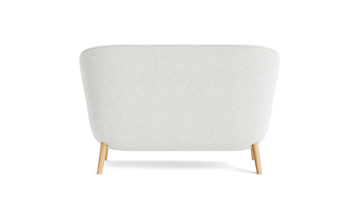 Hyg Sofa Eiche Hallingdal in Hallingdal 110 präsentiert im Onlineshop von KAQTU Design AG. 2er Sofa ist von Normann Copenhagen