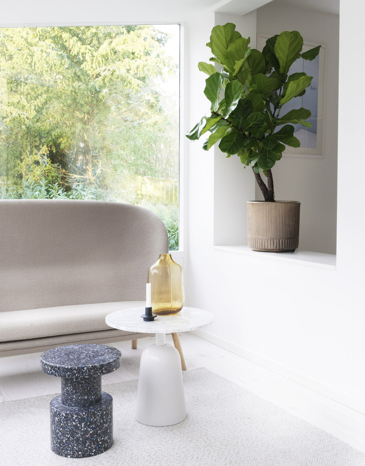 2er Sofa Hyg von Normann Copenhagen in Beige mit Eichenholzbeinen, geschwungene Form, hohe Seitenteile, geformter PU-Schaumkern.
