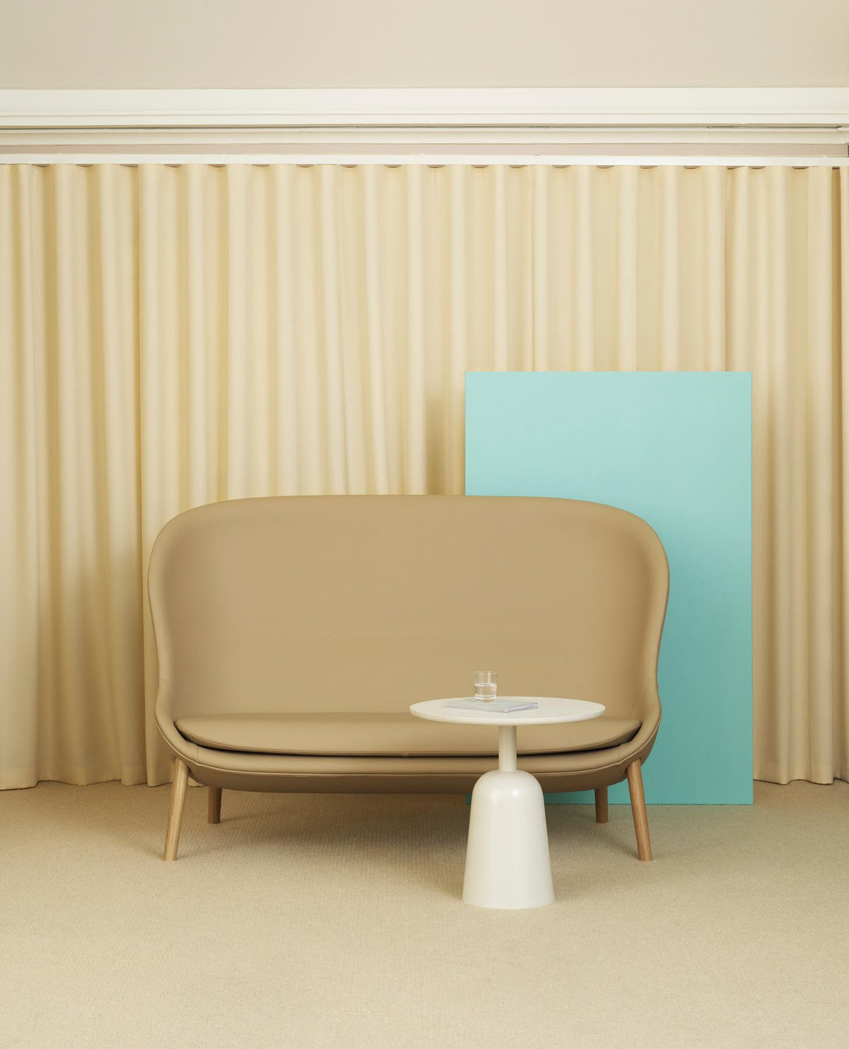 Hyg Sofa Schwartze Eiche Hallingdal in Hallingdal 110 präsentiert im Onlineshop von KAQTU Design AG. 2er Sofa ist von Normann Copenhagen