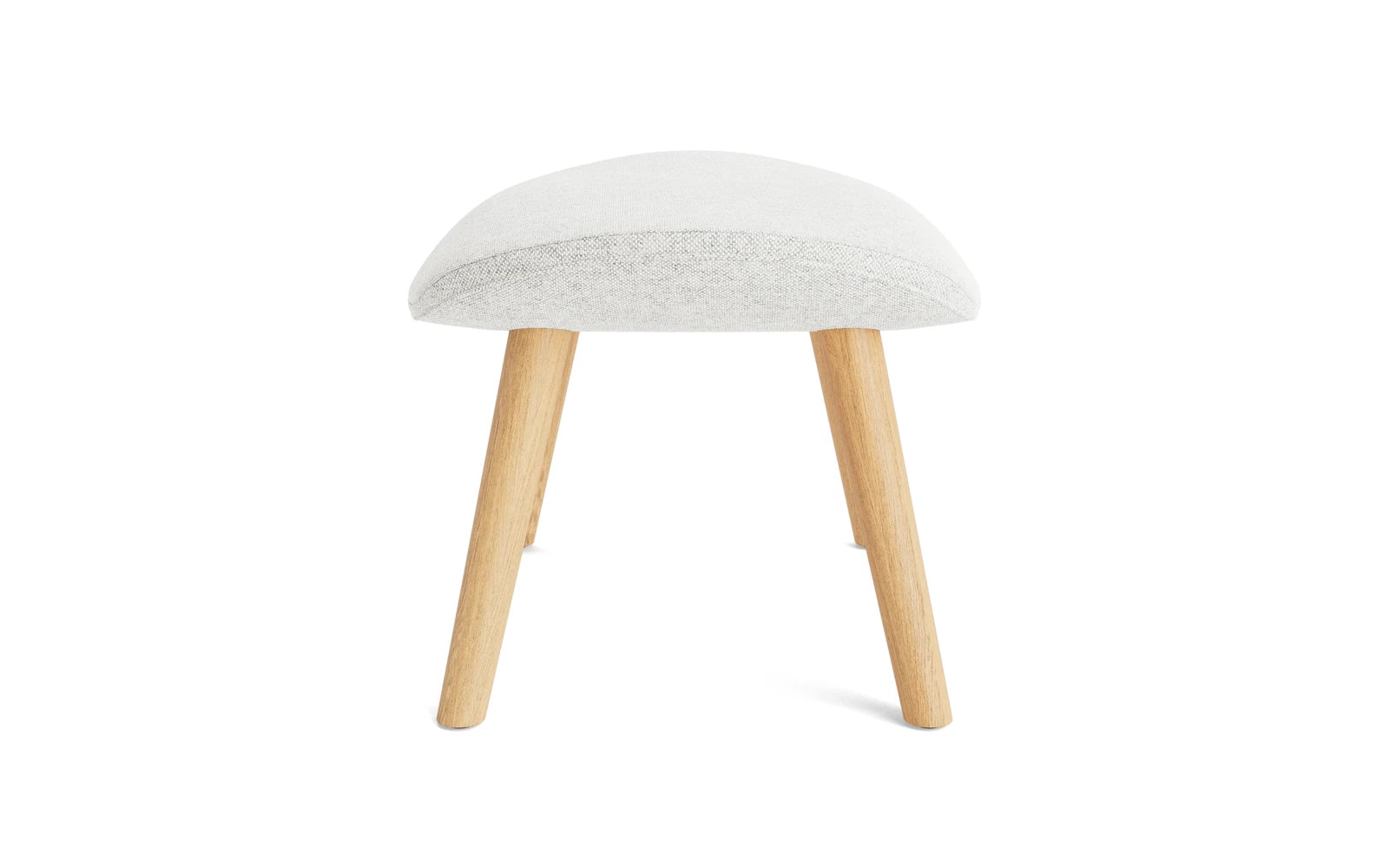 Erleben Sie den Hyg Fusshocker Eiche Hallingdal von Normann Copenhagen – ein stilvolles Möbelstück, das Gemütlichkeit und Eleganz vereint.