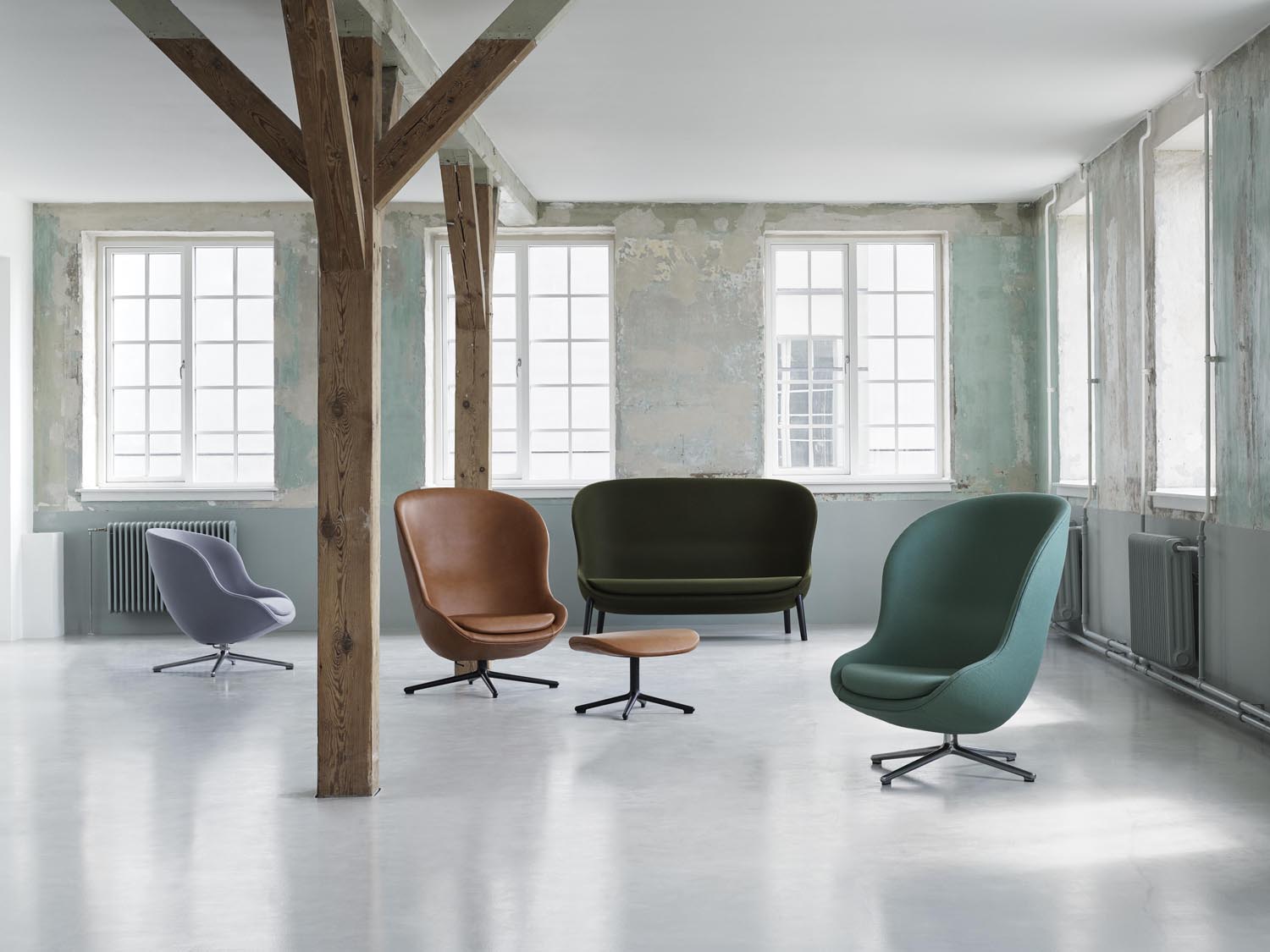 Entdecken Sie den Hyg Fusshocker drehbar Alu Hallingdal von Normann Copenhagen – ein stilvolles Möbelstück, das Komfort und dänisches Design vereint.