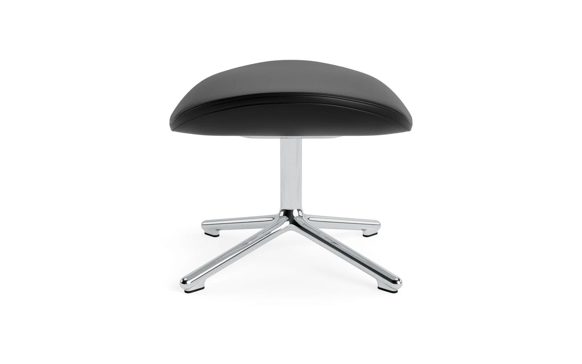 Hyg Fusshocker Aluminium Ultra Leder in Ultra 41599 präsentiert im Onlineshop von KAQTU Design AG. Ottoman ist von Normann Copenhagen