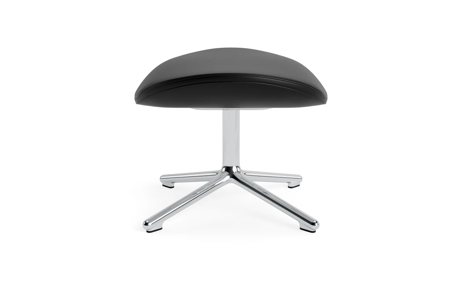 Der Hyg Fußhocker von Normann Copenhagen vereint stilvolles Aluminium und luxuriöses Ultra Leder für höchsten Sitzkomfort und modernes Design.